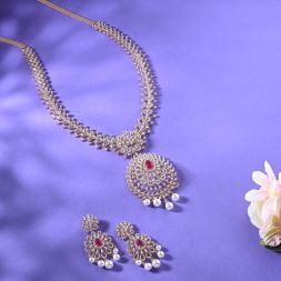 Glamorous Diamond Earrings and Necklace Set in 18Kt Yellow Gold