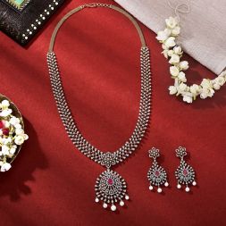 Radiant Yellow Gold Jewellery Set in Yellow Gold