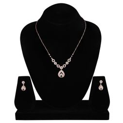 Queen's Diamond Green Necklace Set